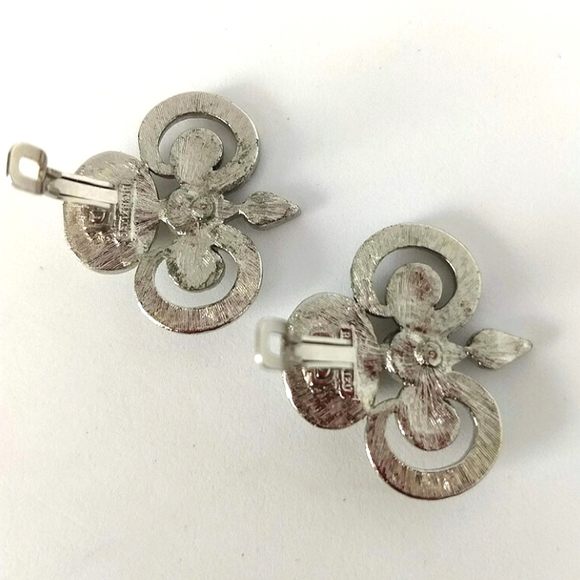 🎈Givenchy Richelieu VINTAGE Faux Pearl Earrings - Picture 3 of 5